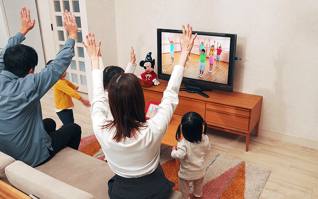 거실에서 가족과 함께